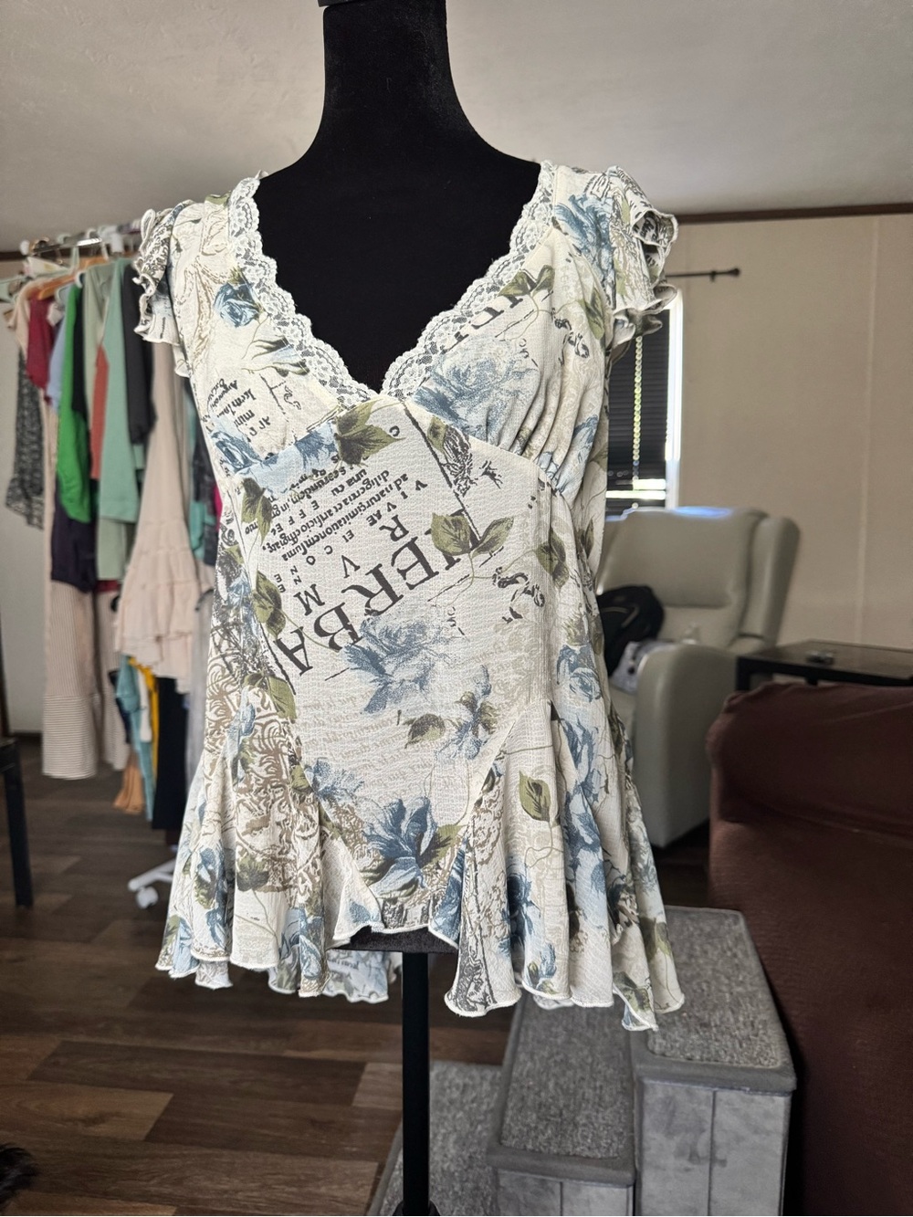 Kimchi Blue Blue & Cream Floral Lace-Trim Peplum Tunic